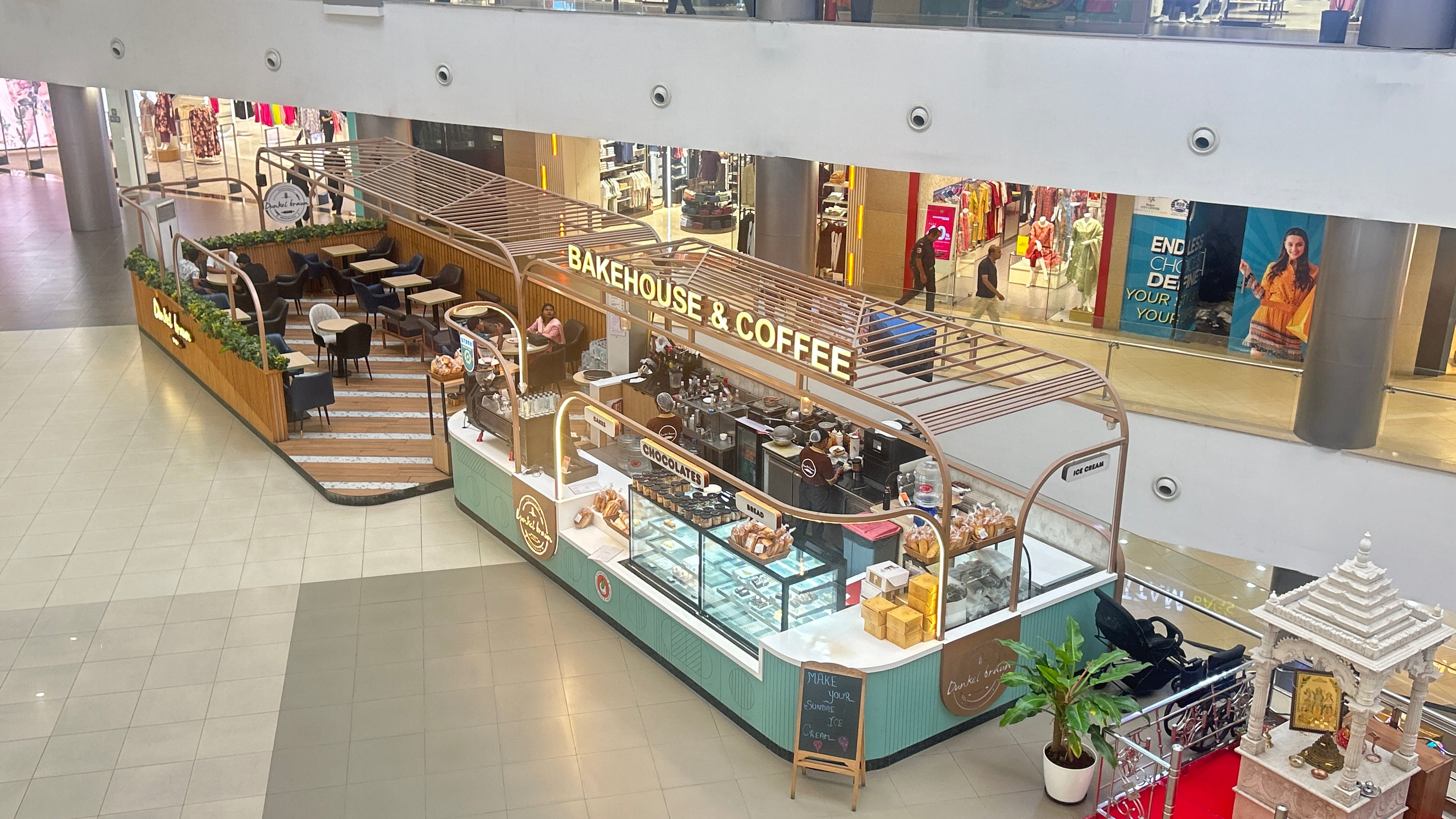 Dunkel Braun Bread Display