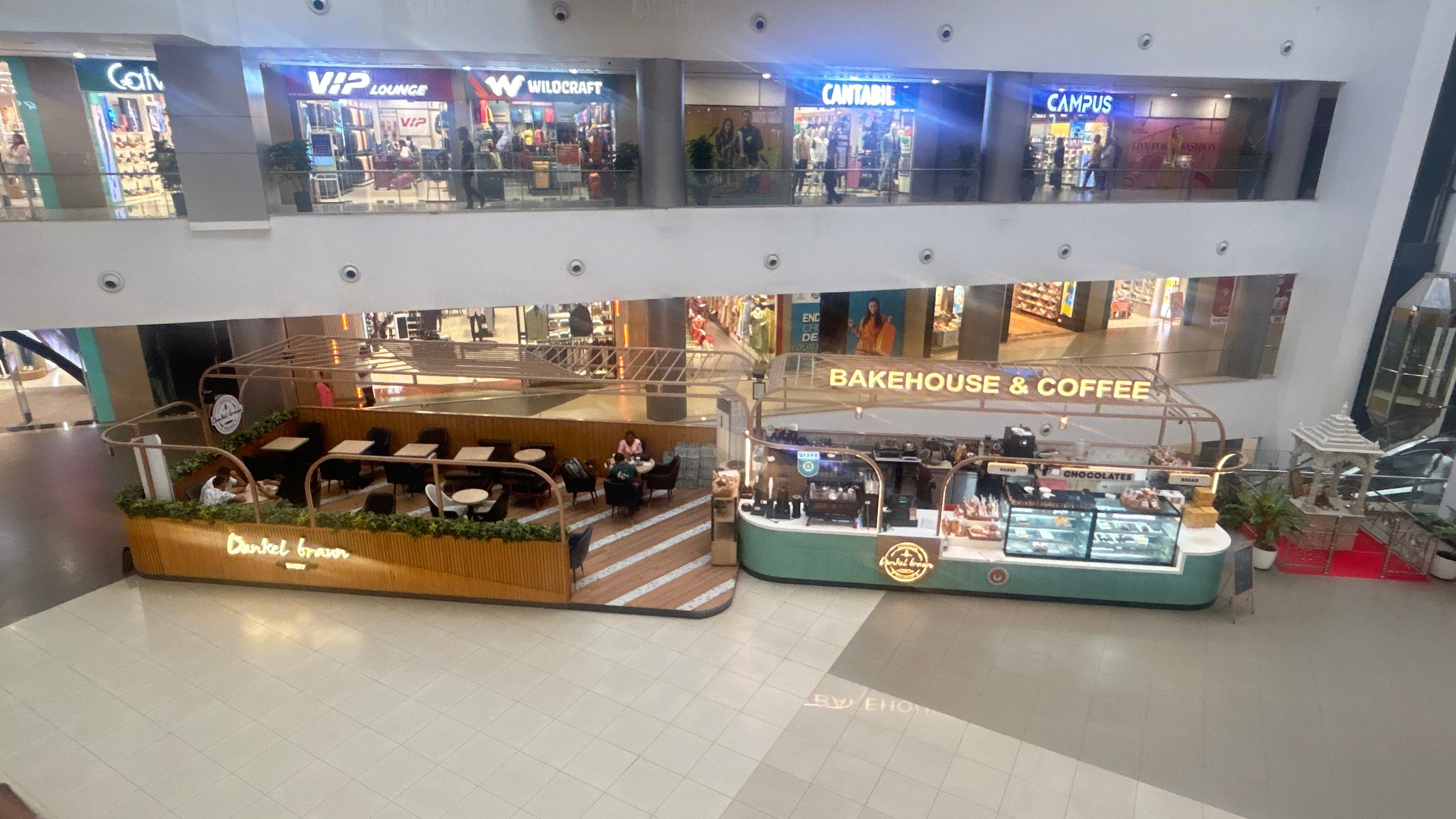 Dunkel Braun Mall Context View